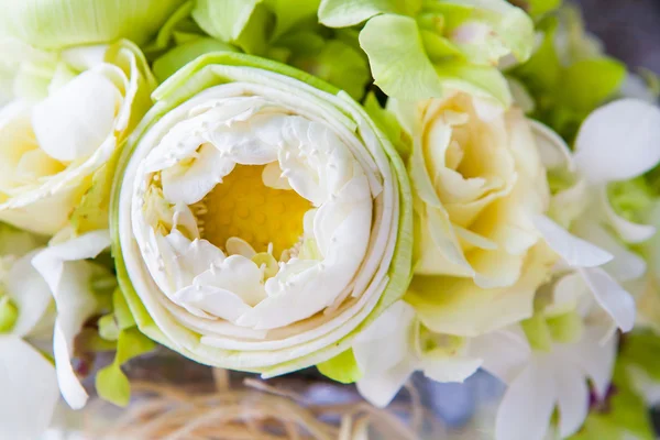 Bloemen arrangement op een bruiloft op het strand. — Stockfoto