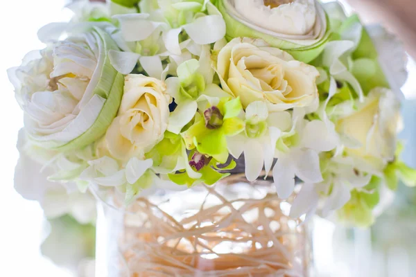 Bloemen arrangement op een bruiloft op het strand. — Stockfoto