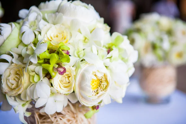 Arreglo floral en una boda en la playa. —  Fotos de Stock