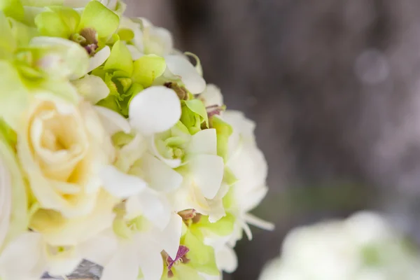 Arranjo floral em uma cerimônia de casamento na praia. — Fotografia de Stock