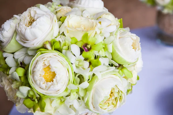 Blomsterarrangemang vid en bröllopsceremoni på stranden. — Stockfoto