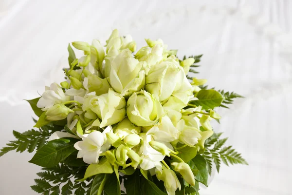 Ramo de boda con rosas — Foto de Stock