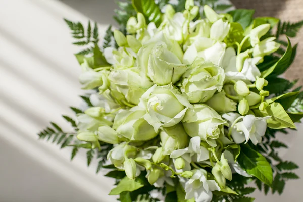 Bouquet de mariage avec roses — Photo