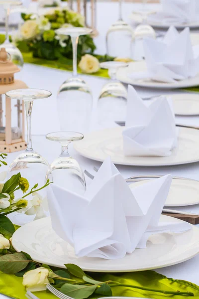 Elegante feestzaal tabel instelling van het huwelijk — Stockfoto