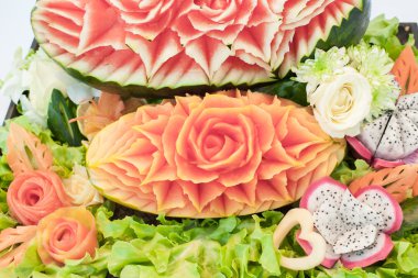 Sahilde düğün yemeği için meyve kurulumu.