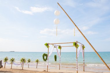 Düğün töreninde çiçek aranjmanı. 