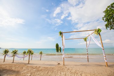 Düğün töreninde çiçek aranjmanı. 