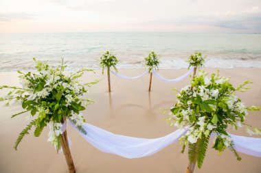 Düğün töreninde çiçek aranjmanı. 