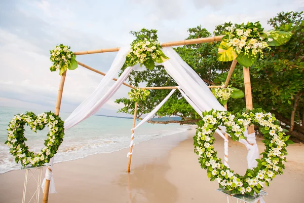 Blommigt arrangemang vid en bröllopsceremoni — Stockfoto