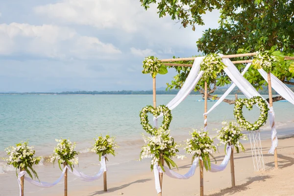 Arranjo floral em uma cerimônia de casamento — Fotografia de Stock