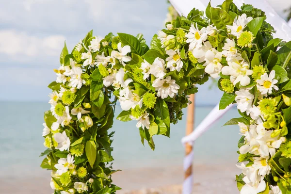 Disposizione floreale a una cerimonia nuziale — Foto Stock