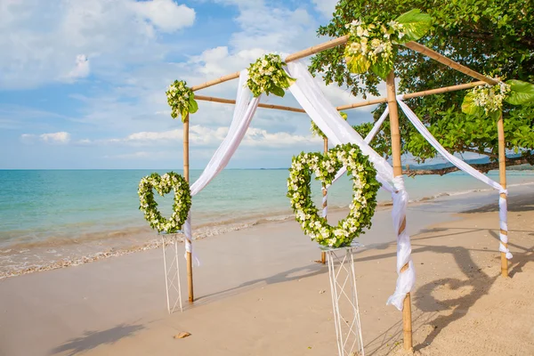 Düğün töreninde çiçek aranjmanı. 