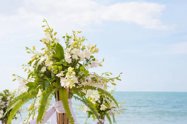 Arranjo floral em uma cerimônia de casamento — Fotografia de Stock