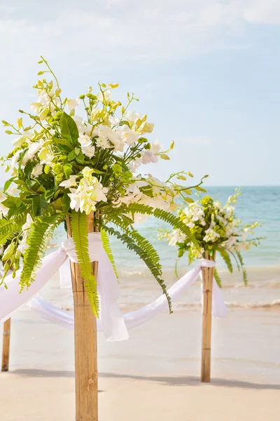 Düğün töreninde çiçek aranjmanı. 