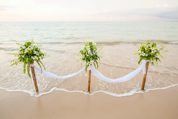 Bloemen arrangement bij een huwelijksceremonie — Stockfoto