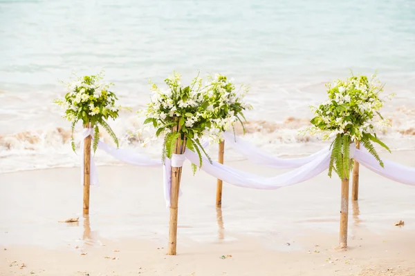 Arranjo floral em uma cerimônia de casamento — Fotografia de Stock