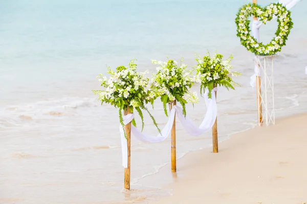 Arranjo floral em uma cerimônia de casamento — Fotografia de Stock