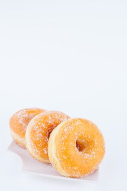 Lezzetli şeker halka çörek bir beyaz kağıt arka plan ile
