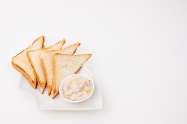 Beyaz Kağıt arka plan üzerinde ton balıklı sandviçle ekmek