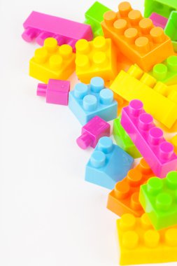 Beyaz Kağıt arka plan üzerinde renkli blok bina oyuncak