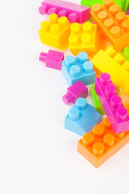 Beyaz Kağıt arka plan üzerinde renkli blok bina oyuncak