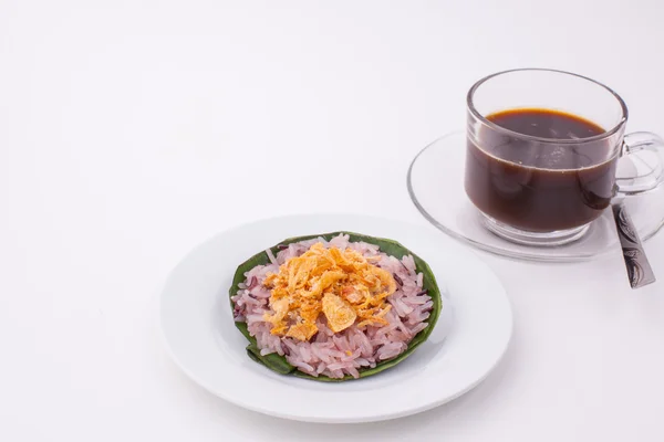 Сладкий липкий рис с сушеной рыбой, десерт в тайском стиле. — стоковое фото