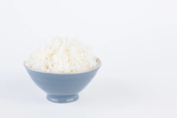 Cuenco lleno de arroz sobre fondo de papel blanco — Foto de Stock