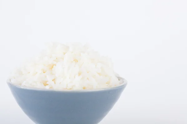 Kase beyaz kağıt arka plan üzerinde pirinç dolu — Stok fotoğraf