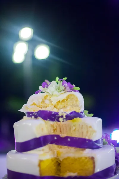 Una hermosa configuración de pastel de boda para la ceremonia de boda . — Foto de Stock