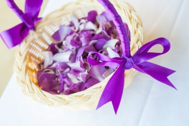 Düğün töreni için bir sepet içinde tanzimi yaprakları.