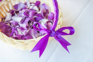 Düğün töreni için bir sepet içinde tanzimi yaprakları.