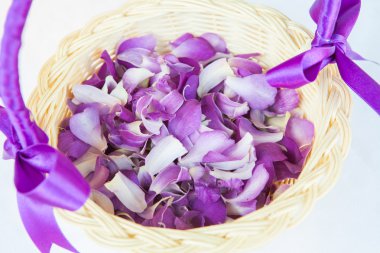 Düğün töreni için bir sepet içinde tanzimi yaprakları.