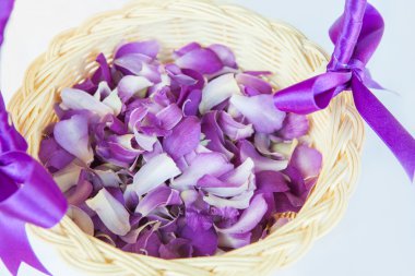 Düğün töreni için bir sepet içinde tanzimi yaprakları.