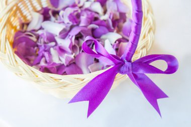 Düğün töreni için bir sepet içinde tanzimi yaprakları.