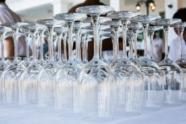 Empty wine glasses arranged in row — Stock Photo, Image