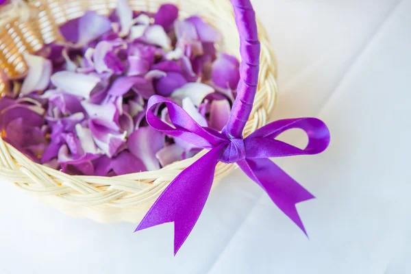 Düğün töreni için bir sepet içinde tanzimi yaprakları.