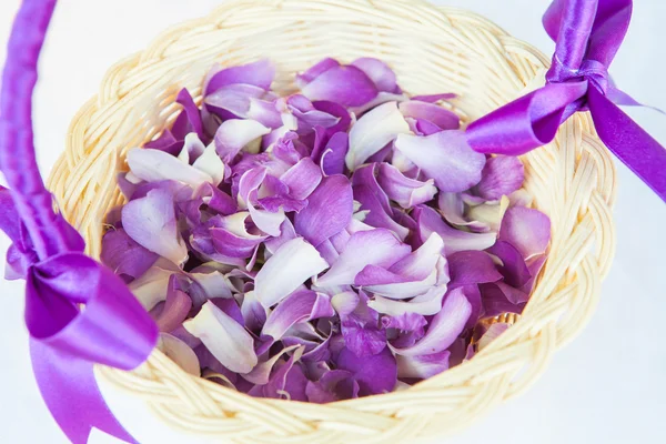 Düğün töreni için bir sepet içinde tanzimi yaprakları.