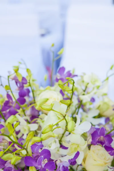 Arrangement floral lors d'une cérémonie de mariage . — Photo