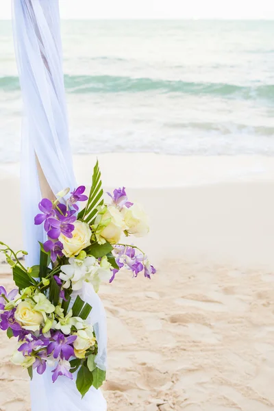 特写的美丽婚礼装饰上海滩婚礼安装程序 图库照片