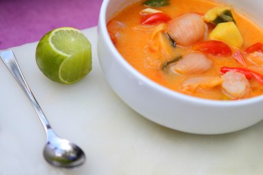 Tom yam kong ve Tayland usulü baharatlı çorba. . 
