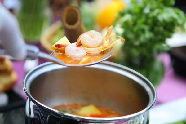 PrepTom yam kong en pittige soep met Thaise stijl . — Stockfoto