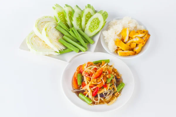 Сом Там с липким рисом и жареной курицей (тайский стиль) — стоковое фото