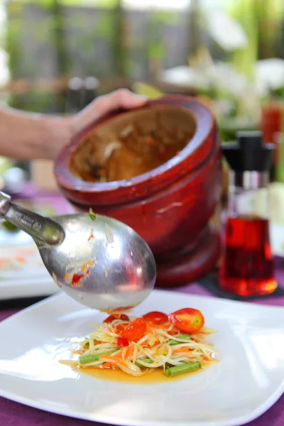 Salada Som Tam Thai.Payaya com estilo tailandês . Fotografia De Stock
