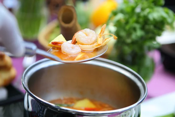 PrepTom yam kong en pittige soep met Thaise stijl . Stockfoto