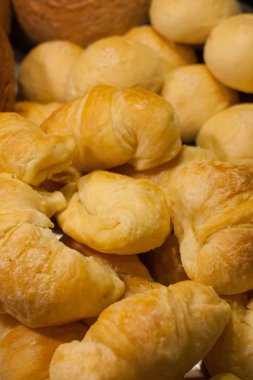 Açık büfede kruvasan ekmeği 