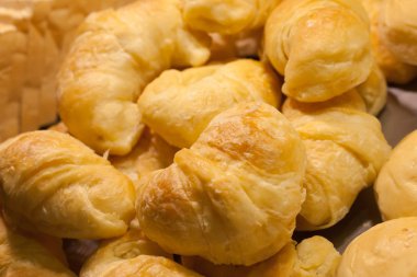 Açık büfede kruvasan ekmeği 