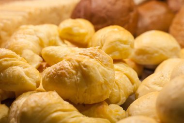 Açık büfede kruvasan ekmeği 