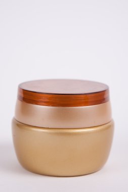 Beyaz Kağıt arka plan üzerinde krem şişesi