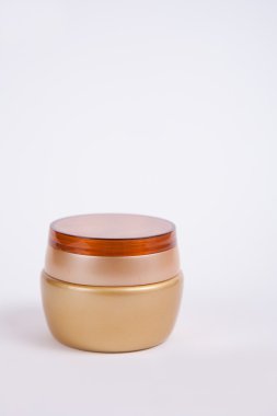 Beyaz Kağıt arka plan üzerinde krem şişesi