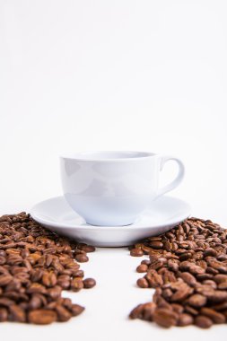 kahve çekirdeği beyaz kağıt arka plan üzerinde